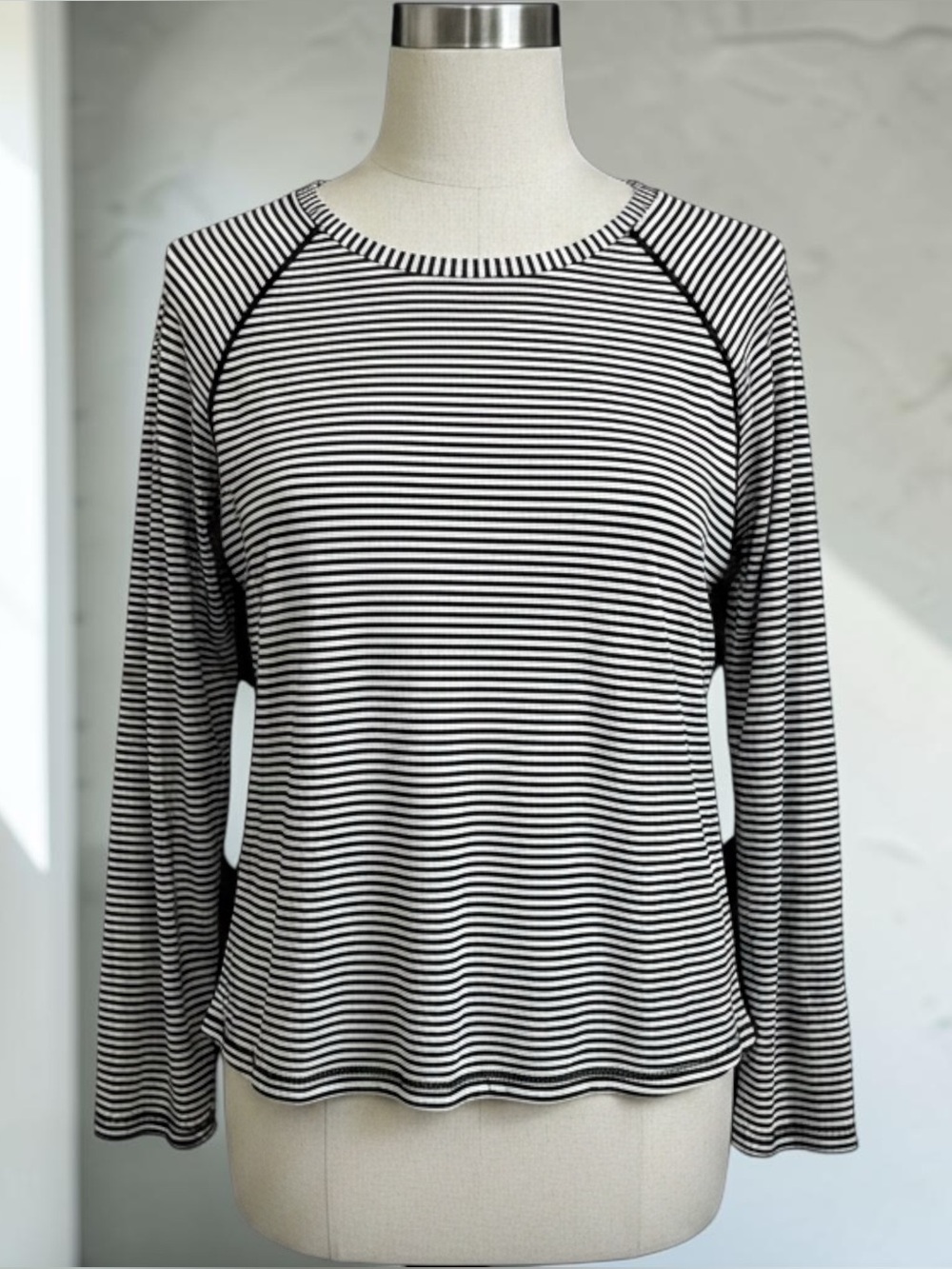 Garnet Hill  Black White Striped Long Sleeve Rash Guard Swim Wear Top Size L